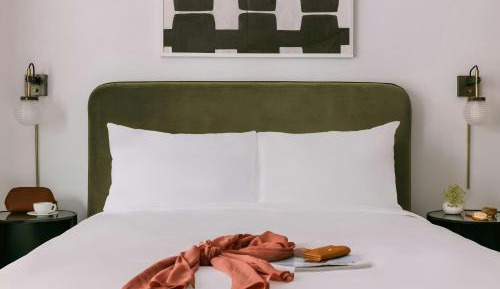 Studio Apartment with Queen Bed and Balcony