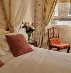 Deluxe Four Poster Room