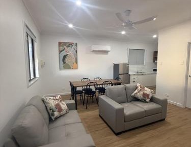 Premier 2 Bedroom Cottage - 1 Queen 2 Singles