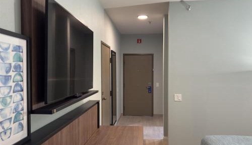 King Room with Tub and Grab Bars - Mobility/Hearing Accessible - Non-Smoking