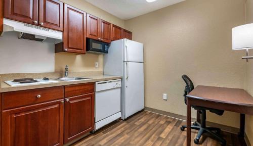 Deluxe Studio with 1 Queen Bed - Non-Smoking