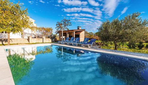 Villa with Garden View