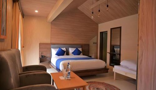Deluxe Room (2 Adults + 1 Child)