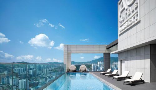 Corner King Suite with City View