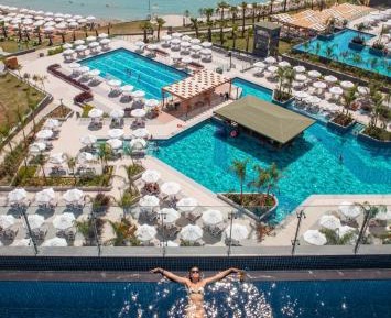 Superior Swim Up Room