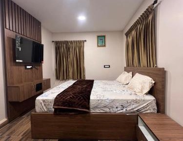 Deluxe Double Room (2 Adults + 1 Child)