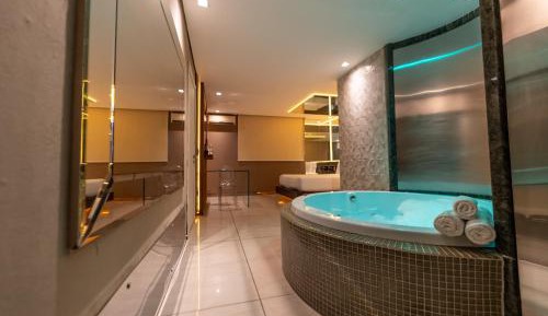 Deluxe Queen Suite