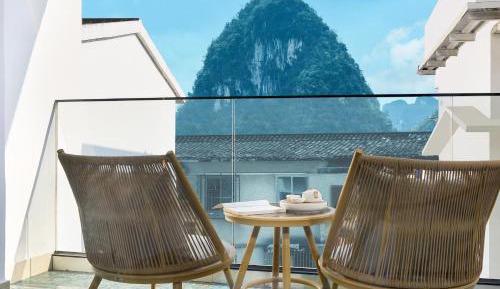 Standard Twin Room with Mountain View