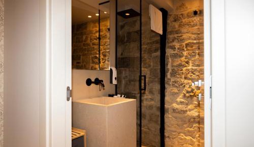 Deluxe Double Room (2 Adults + 1 Child)