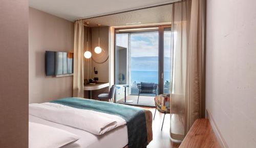 Lifestyle Room with Lake View