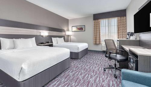 Queen Room with Two Queen Beds and Bath Tub - Mobility/Hearing Accessible - Non-Smoking
