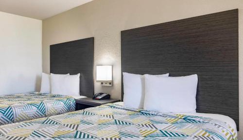 Queen Room with Two Queen Beds - Smoking