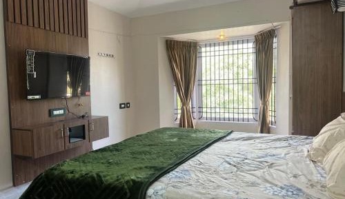 Deluxe Double Room (2 Adults + 1 Child)