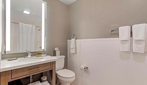 Queen Room with mobility Accessible Tub