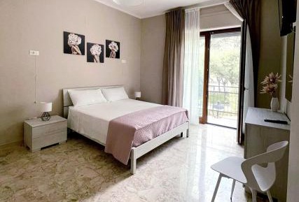 King Room with Roll-In Shower - Disability Access
