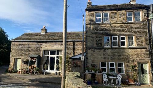 Double bed room and quirky homestay in pretty hamlet 
