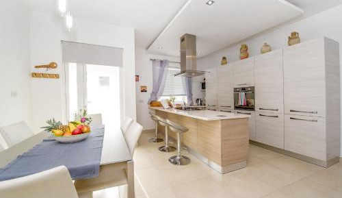 Two Bedroom Apartment with Back Yard