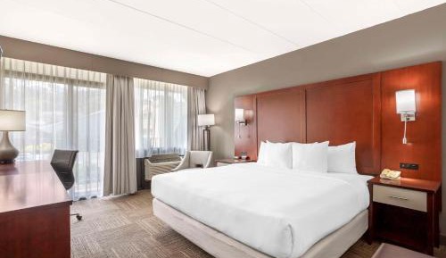 King Room with Balcony - Non-Smoking