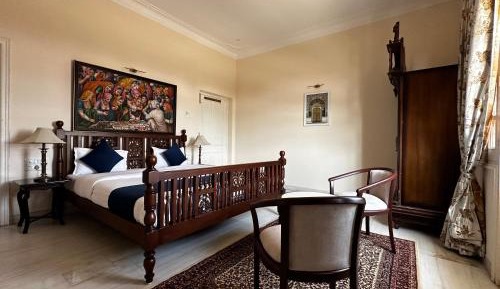 Deluxe Double Room with Balcony Bay window and mountain view