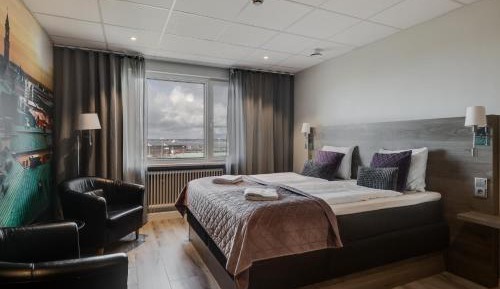 Double or Twin Room with Shared Bathroom