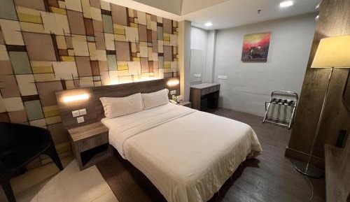Superior Queen Center Room (No Window)