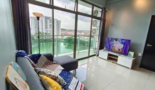 Three-Bedroom Apartment with Lake View