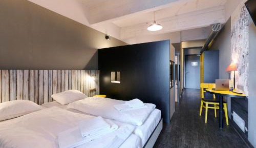 6-Bed Room