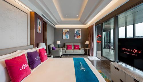Presidential Pool Suite