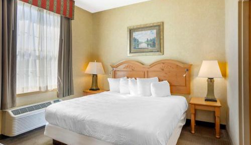 Suite with One King Bed and One Queen Bed - Non-Smoking