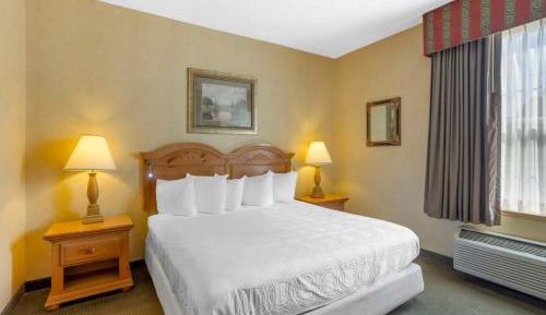 King Suite with Whirlpool - Non-Smoking