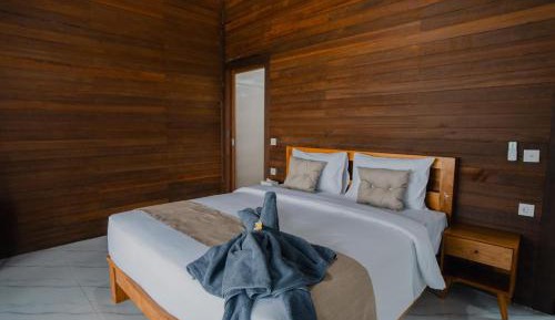 Deluxe Room (2 Adults + 1 Child)