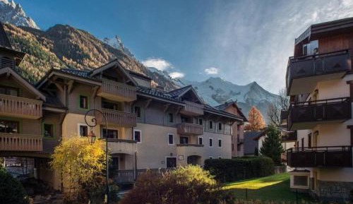 Two-Bedroom Apartment with Mountain View