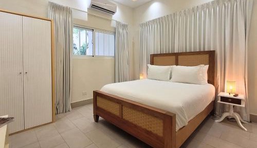 Deluxe One-Bedroom Apartment