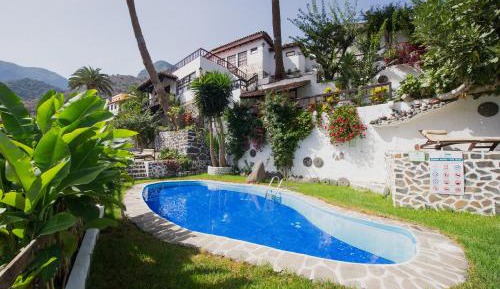 Deluxe Suite Mountain and Pool View