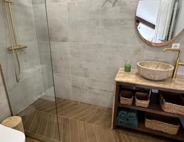 Deluxe Double Room (2 Adults + 1 Child)