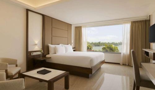 Luxury King Room with Lake View - Non-Smoking