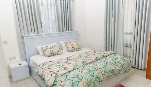 One-Bedroom Apartment with Pool View