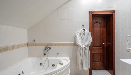 Deluxe Suite with Spa Bath