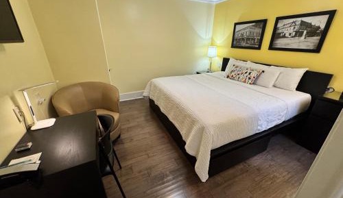 Deluxe Queen Suite