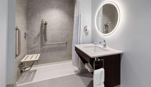 Queen Room with Roll-In Shower - Mobility/Hearing Accessible - Non-Smoking