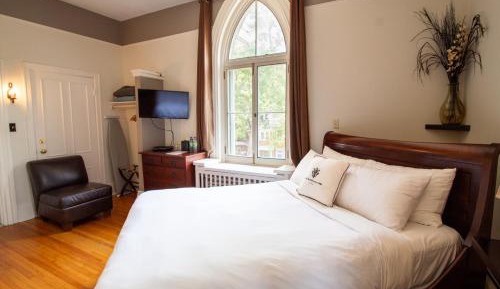 Triple Room - 1 Queen & 1 Single