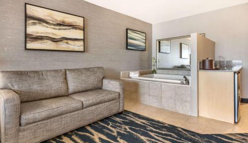 King Suite with Hot Tub - Non-Smoking