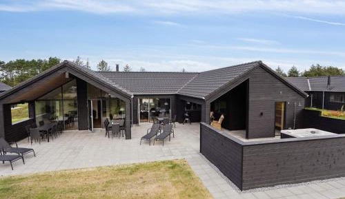 Seven-Bedroom Holiday Home