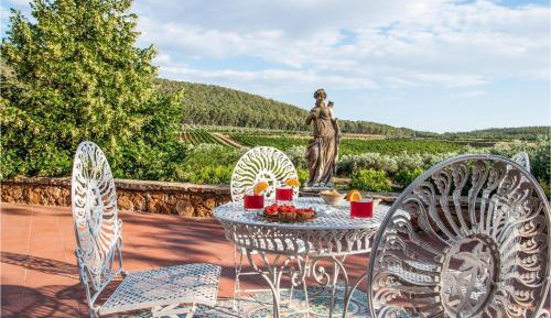 Thirteen-Bedroom Holiday home