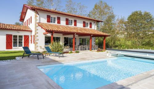 Villa with Garden View