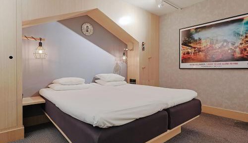 Queen Room without Window
