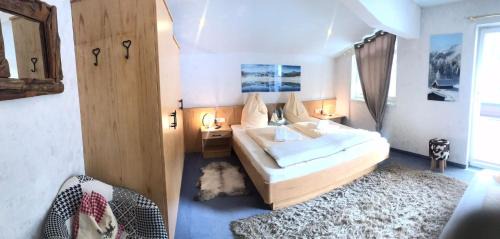 Three-Bedroom Apartment with 2 Balconies and Mountain View