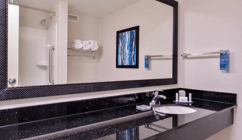 Double Room with Two Double Beds and Adapted Tub – Mobility and Hearing Accessible