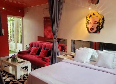 King Studio with Sofa Bed