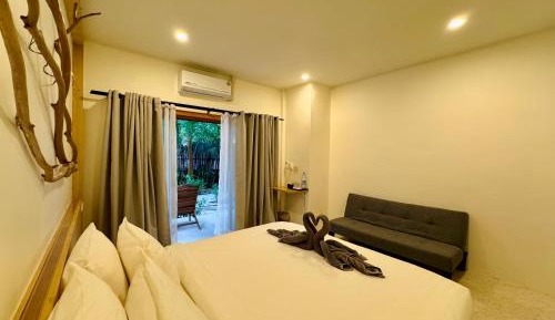 Deluxe Double Room with Side Sea View